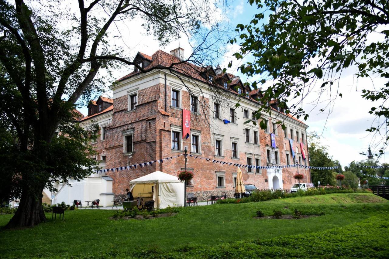 Zamek Uniejow Aparthotel Exterior photo